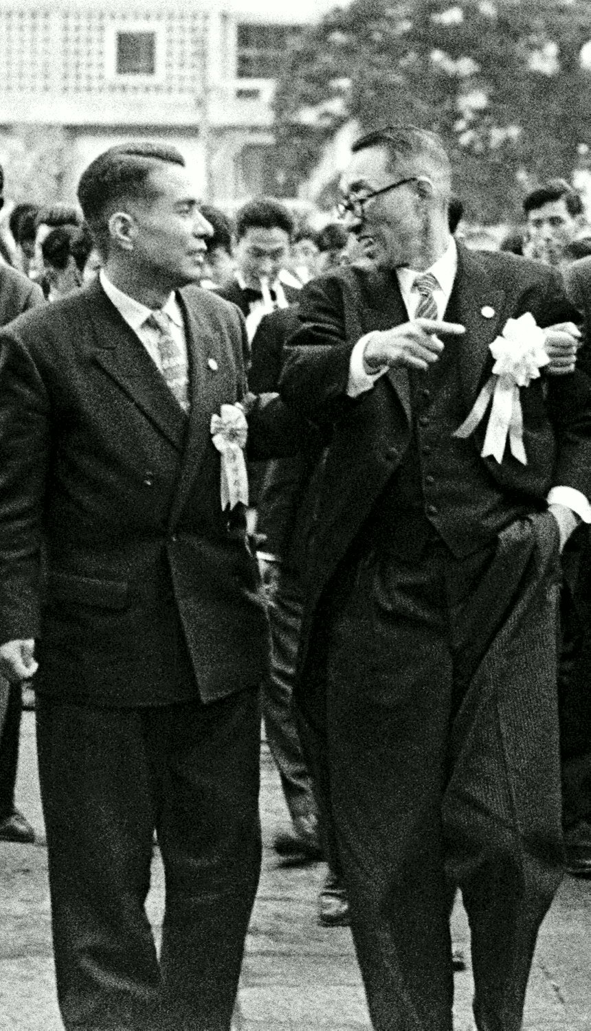 笑顔で語り合う戸田城聖先生と池田大作先生（1958年3月）